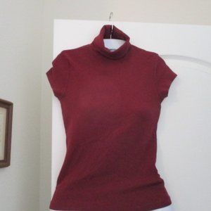zara size S short sleeve pullover in deep reddish color